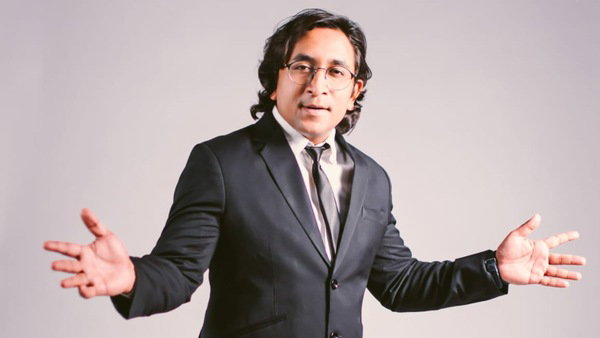 appurv gupta posing for the image.he is an indian standup comedian