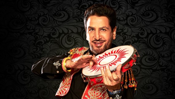 Gurdas Maan posing for picture