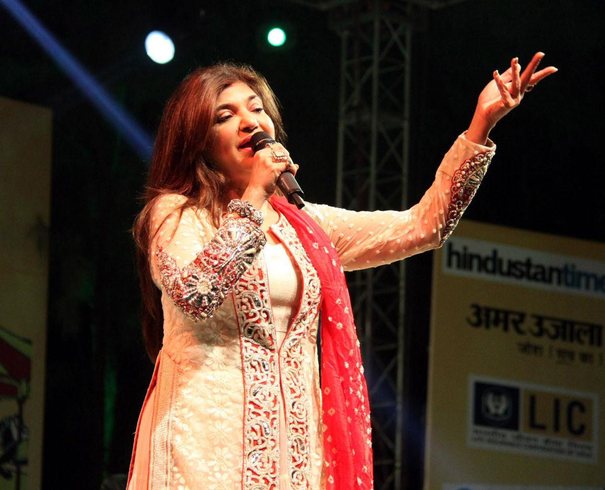 Alka Yagnik posing for the image who is a famous singer.