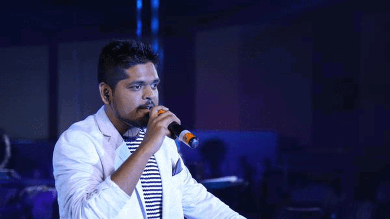 anurag-kulkarni posing for the image who is a famous telugu singer.