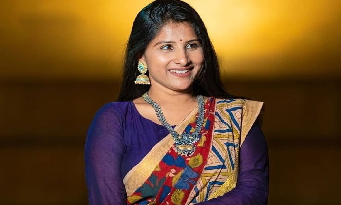 Singer mangli posing for the image.