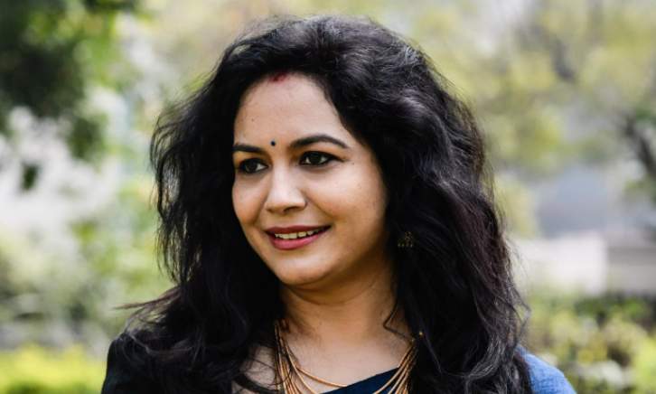 sunitha-upadrashta posing for the image who is a famous telugu singer.